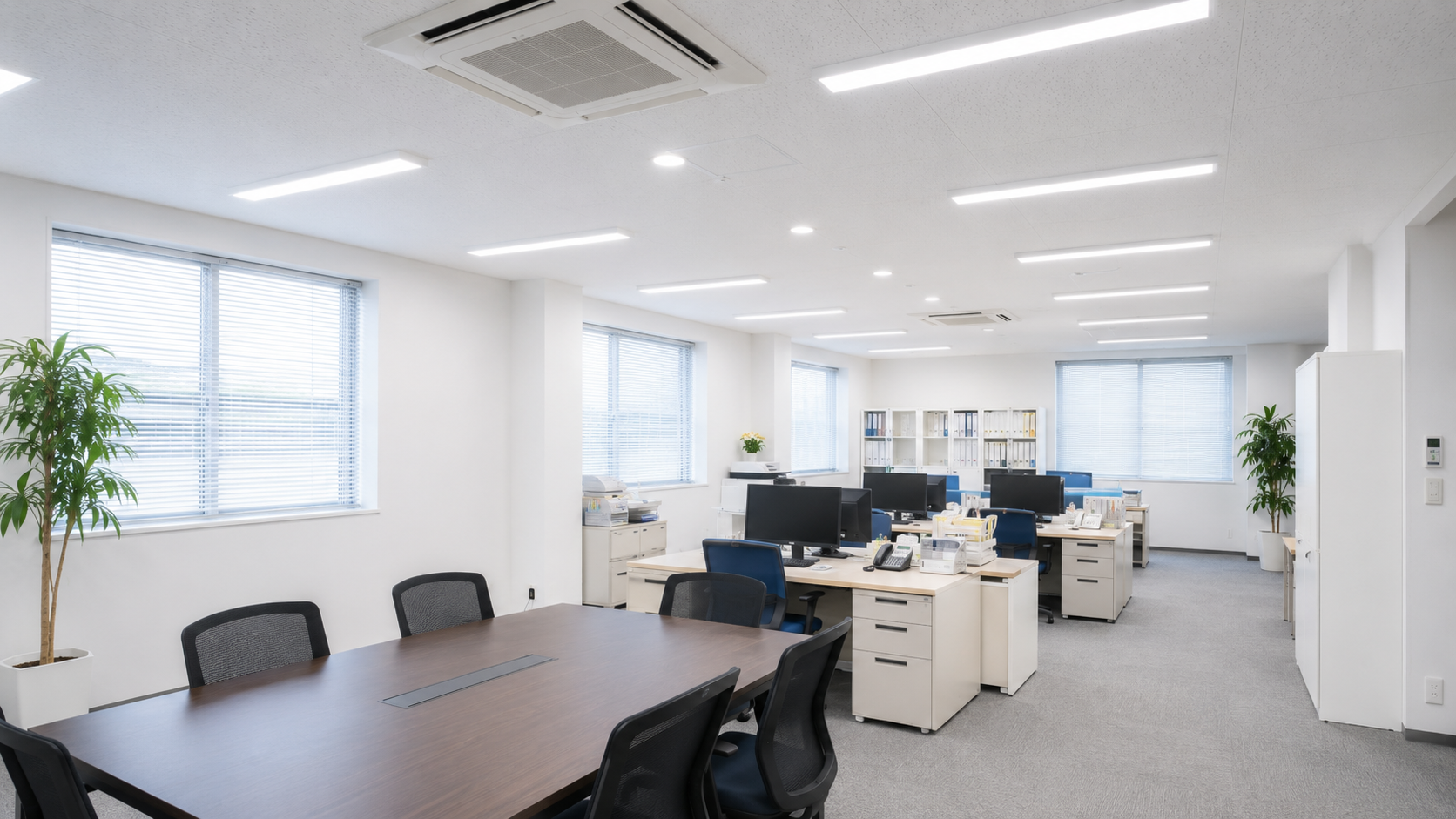 オフィスのLED照明改修後の明るい執務室